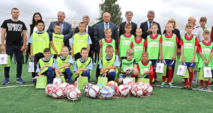 Новая футбольная площадка открылась в Дубровно
